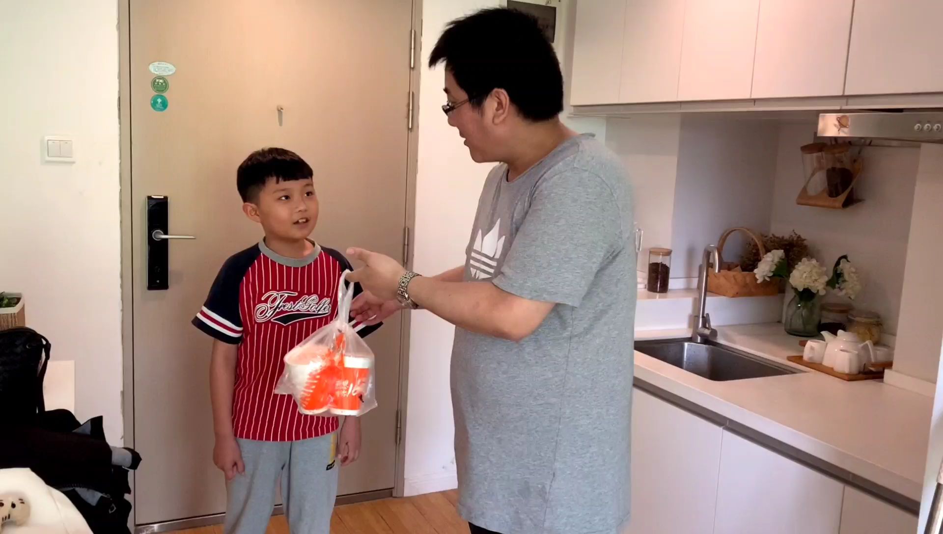 小男孩帮爸爸送外卖,为了五星好评宁愿被打屁股